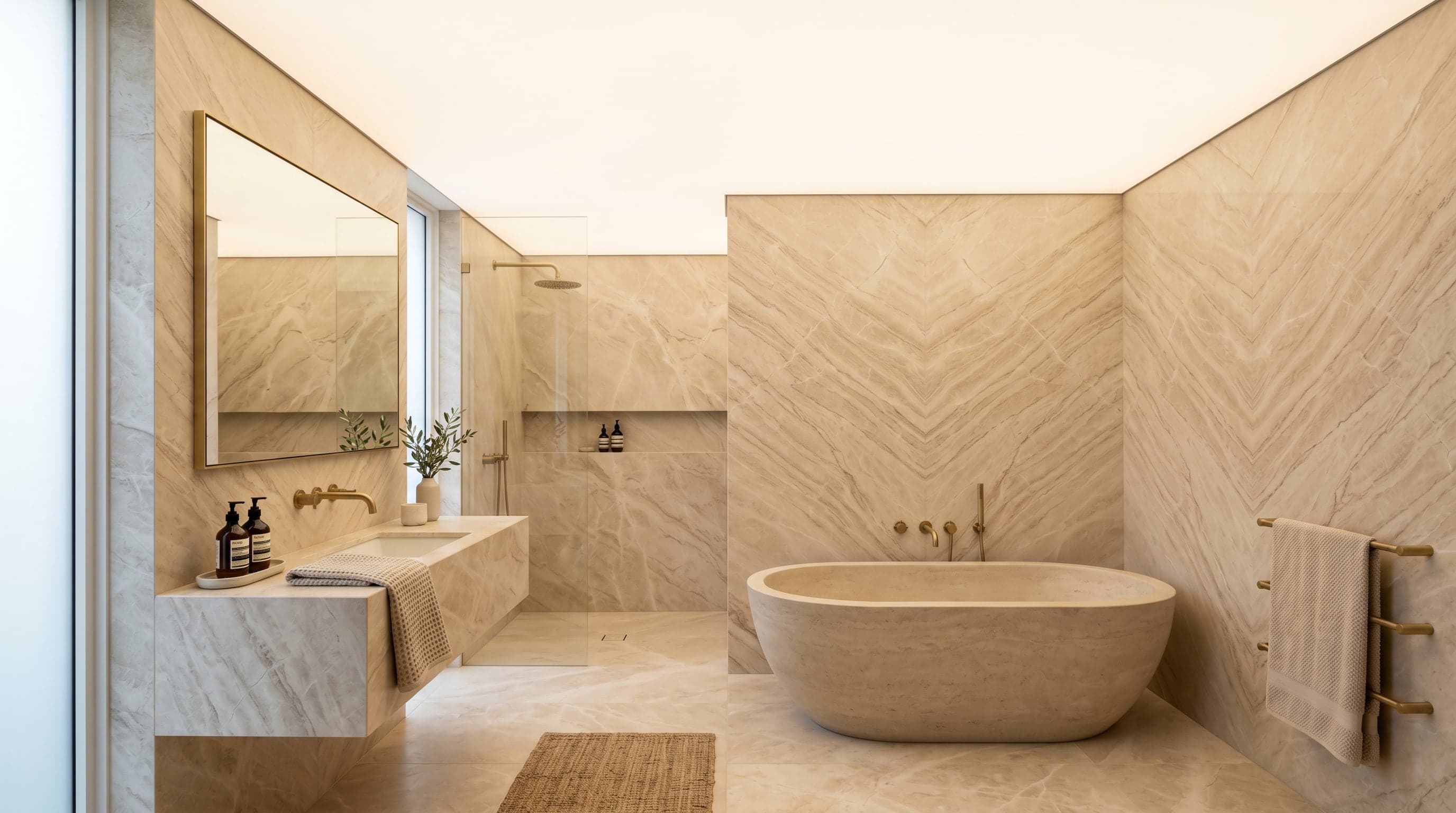 Plafond tendu lumineux diffusant une lumière homogène dans une salle de bain en marbre